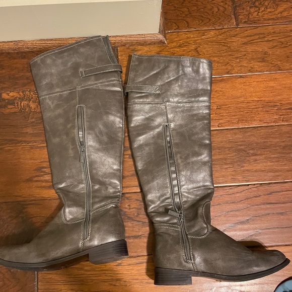 Women's wide leg 6 1/2 grey knee high boots - Picture 2 of 3